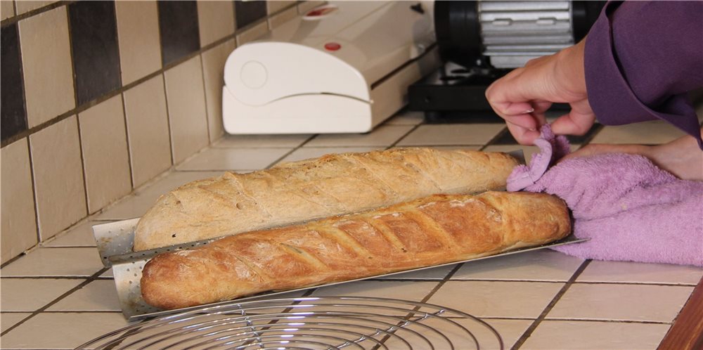 Moule à baguette perforé antiadhésif pour la cuisson du pain